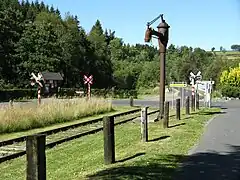 Grue hydraulique et vestiges de passage à niveau.