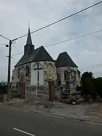 L'église et le monument aux morts.