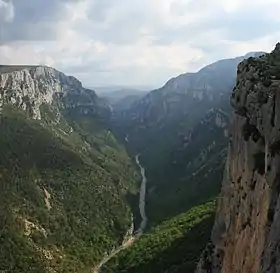 Le début des gorges du Verdon vu du belvédère de Trescaire en rive droite en direction de l'aval.