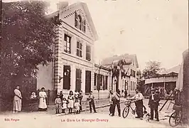 La seconde gare du Bourget, photographiée au début du XXe&nbsp;siècle. Elle a été construite en 1871 à la suite de la destruction de la première pendant les batailles de la guerre franco-allemande de 1870,