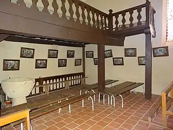 Fonts baptismaux et chemin de croix.