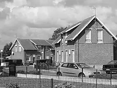 Des habitations groupées par deux.