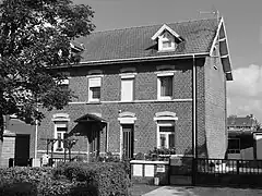 Des habitations groupées par deux.