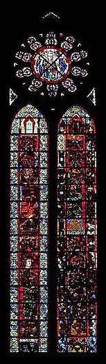 Verrière en deux lancettes de 45 panneaux vitrés. Chaque lancette, en verres de couleur en partie noircies, représente deux saints