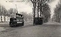 Le tramway de la ligne Sèvres Versailles desservant l'avenue de Paris au début du XXe&nbsp;siècle (après son électrification en 1913), aujourd'hui remplacé par le bus de la RATP de la ligne 171.