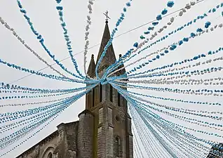 Guirlandes de fleurs en papier lors de la Félibrée de Verteillac en 2014.