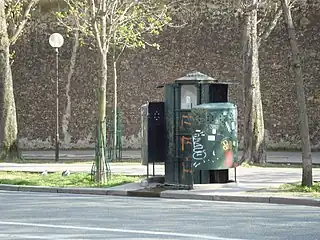 La dernière vespasienne de Paris, le long du mur de la Santé (2009).