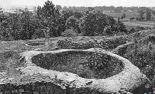 Ancienne photographie où apparaît le site archéologique de Châtigny, au début du XXe&nbsp;siècle. Ici, se révèlent les structures de fosses et les vestiges de la villa gallo-romaine de Châtigny.