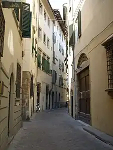 Vue de la via dei Bentaccordi&nbsp;(it), qui épouse la courbure de l'ancien amphithéâtre.