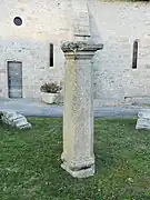 Colonne avec chapiteau.