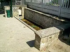 Le lavoir des Panilliers, au sud de la ruelle Saint-Ladre. Il est alimenté par un ruisseau issu de la source du Montcel. C'est le plus petit des lavoirs de Viarmes, non couvert.