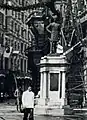 Statue du duc de Connaught au bout de Pedder Street&nbsp;(en) en 1919.