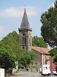 L'église vue de loin.