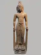Avalokiteśvara. Style du Phnom Da. Fin VIIe – VIIIe&nbsp;siècle. GrèsH. 171 cm. Musée Guimet