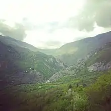 Photo d'un paysage de montagne, le ciel est nuageux