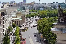 La porte de Brandebourg vue depuis le dôme du palais du Reichstag.