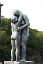 Fillette debout devant une femme