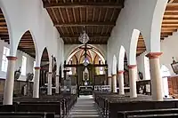 La nef, flanquée de ses deux bas-côtés, date du XIXe&nbsp;siècle.