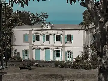 Façade est de la maison des maîtres.