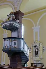 La chaire à prêcher.