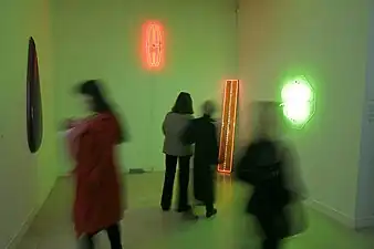 Galerie des cyprès et du patio. Exposition « À moitié carré, À moitié fou » (2007).