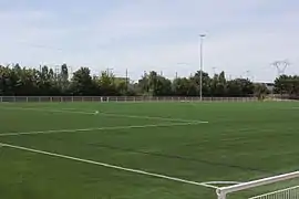 Vue d'un terrain de sport en gazon synthétique.