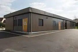 Vue d'un bâtiment récent d'un seul niveau.