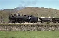 La 132 T Engerth no&nbsp;11 vient de quitter Villablino avec un train pour Caboalles, au mois d'avril 1983.