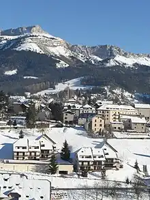 Photographie d'un village enneigé.