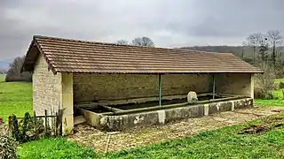 La fontaine-lavoir-abreuvoir.