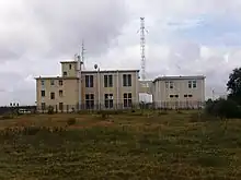 Vue du relais de radiodiffusion avec son antenne principale.