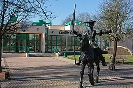 Le Centre culturel Jacques-Brel et la statue monumentale de Don Quichotte par Alex Garcia.
