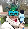 Loup masquant le visage d'une participante à un carnaval.