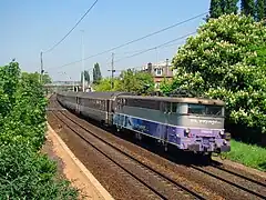 BB 16008 en livrée En Voyage assurant un train pour Paris-St-Lazare.