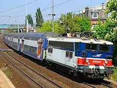 La BB 17002 en livrée Île-de-France en tête d'une rame de VB&nbsp;2N d'un train Mantes&nbsp;– Paris.