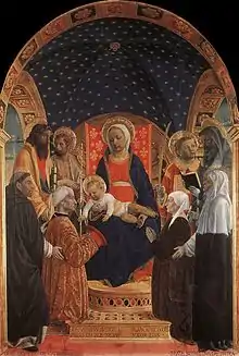 Image d'une peinture montrant au centre sur un trône la Vierge à l'Enfant entourée d'un groupe dense de personnages. Au fond, quatre saints, à genoux sur la marche devant le trône se trouvent un homme et une femme, accompagnés respectivement d'un saint et d'une sainte. La scène se déroule dans une travée ouverte avec trois arcs en plein cintre tenant une voûte en croisée d'ogives décorée d'un faux ciel bleu étoilé.