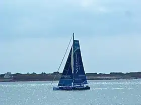 Virbac Paprec 3 dans la passe de l'Ouest entre Lorient et l'île de Groix le 21 juillet 2011