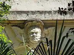 Visage d'Africain, 2 rue d'Aviau (côté jardin).
