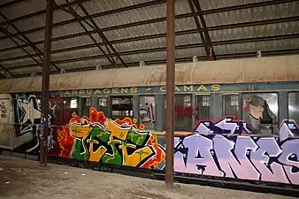 Train de voyageurs espagnol désaffecté en gare en août 2010.