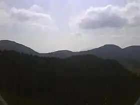 Besaide au centre avec un monument à son sommet.