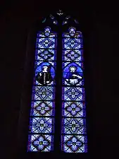 Vitrail latéral nord du chœur au-dessus de l'entrée de la sacristie. Cette baie représente à droite saint François de Sales (1567-1622) et à gauche saint Pèlerin, évêque d'Auxerre au IVe&nbsp;siècle.