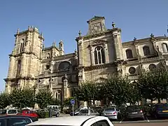 Façade nord et statue de Royer-Collard.