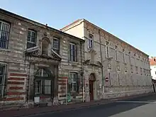 Photographie de la façade du Palais de Justice de la rue de l'Arquebuse.