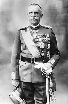 Photographie de Victor-Emmanuel III posant en uniforme avec des décorations