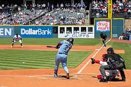 Photographie d'un match de baseball joué devant une foule clairsemée.