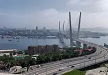 Photographie d'un pont à haubans avec deux pylônes enjambant une baie dans une ville.