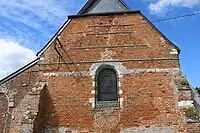 Le mur de la nef porte de nombreuses marques de consolidation.