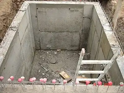 Le voile en béton est décoffré.