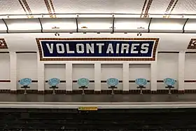 Quai Issy rénové en 2019 dans le style Nord-Sud avec sièges contemporains « Akiko ».