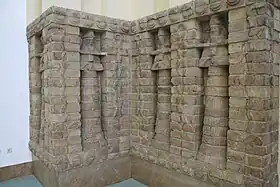 Façade du temple de Kara-indash à Uruk. (fin du XVe siècle av. J.-C.), Musée de Pergame.